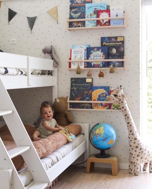 Детали датского дома с кирпичной стеной в спальне и очаровательными детскими комнатами. 01