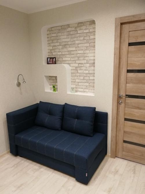 Понравилась нам идея со столом возле окна, решили в детской именно так и сделать. 02