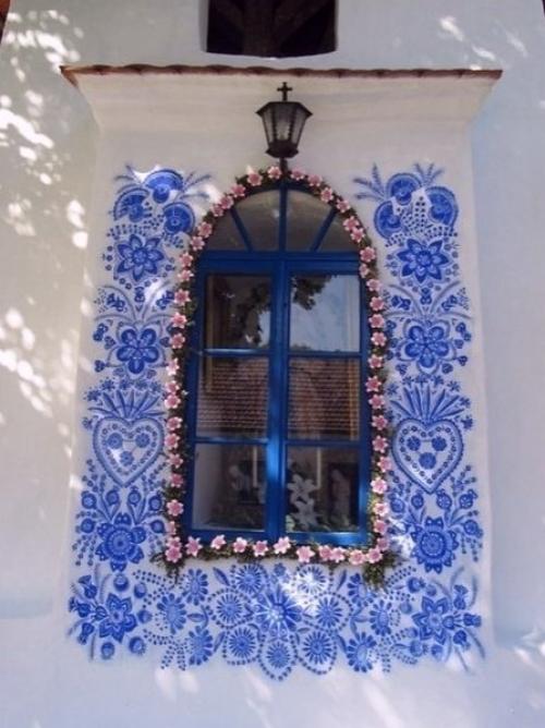 Этой бубуське уже 90 лет, а она до сих пор украшает дома в своей деревне. 03