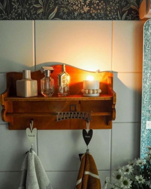 Как цветочные обои и красивая винтажная полка кардинально смогли преобразить интерьер бежевой ванной комнаты. 05