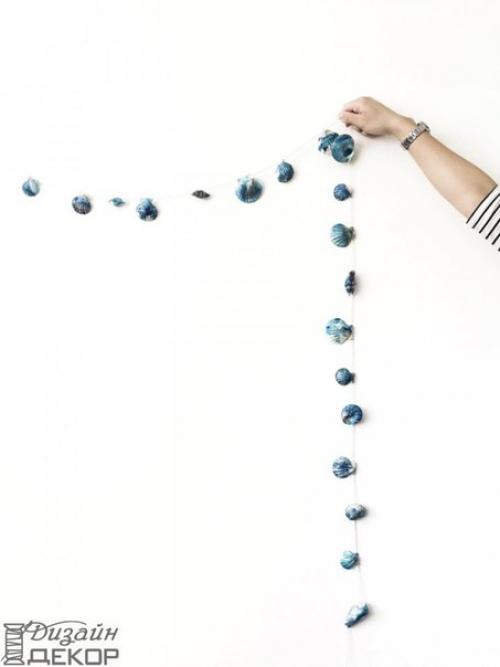 Очень красивые гирлянды из ракушек, покрытых лаком для ногтей и золотыми блестками.  