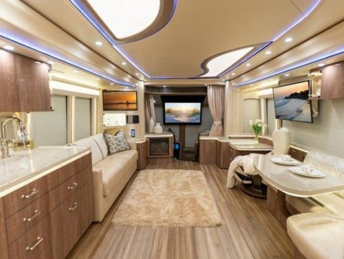 Джастин и хейли биберы приобрели себе вот такой вот Скромненький трейлер. 01