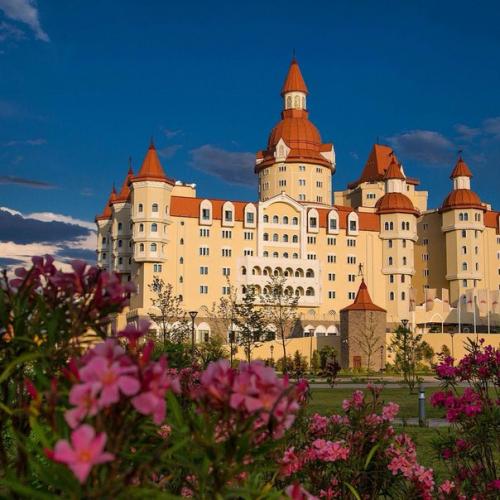 Волшебные отели, в которых даже взрослые чувствуют себя детьми. 01