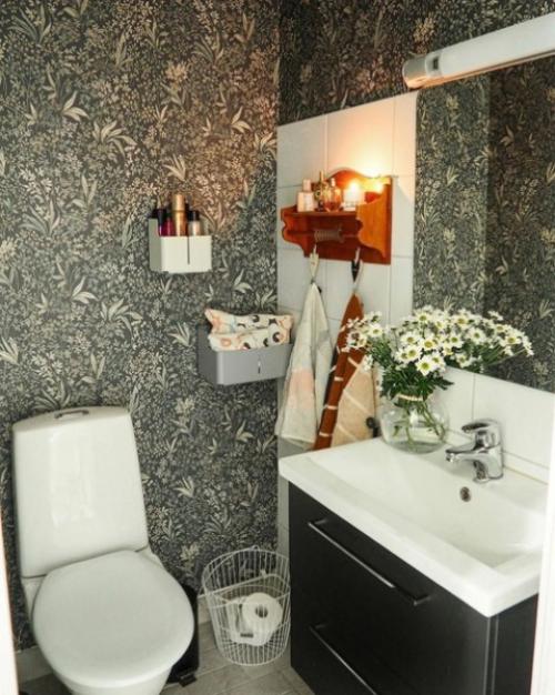 Как цветочные обои и красивая винтажная полка кардинально смогли преобразить интерьер бежевой ванной комнаты. 06