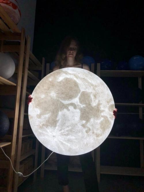 Уникальное украшение интерьера - настенный светильник луна 80 см. 01