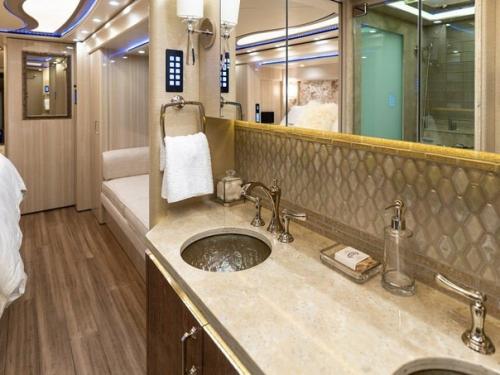 Джастин и хейли биберы приобрели себе вот такой вот Скромненький трейлер. 07