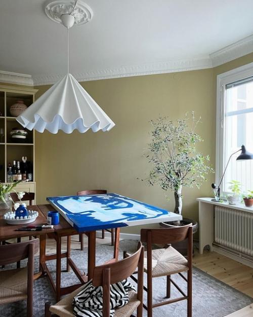 Эрик йозефссон живет на 69 квадратных метрах в Гётеборге и сочетает в своей квартире в скандинавском стиле старинную мебель и старые светильники. 01