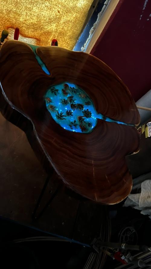 Журнальный стол из карагача с заливкой смолой с подсветкой: симфония природы и света. 04