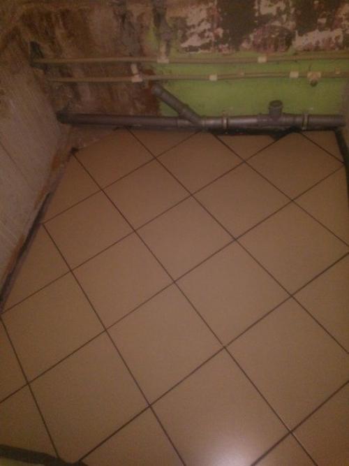 Девушка сама ремонт в ванной сделала. 03