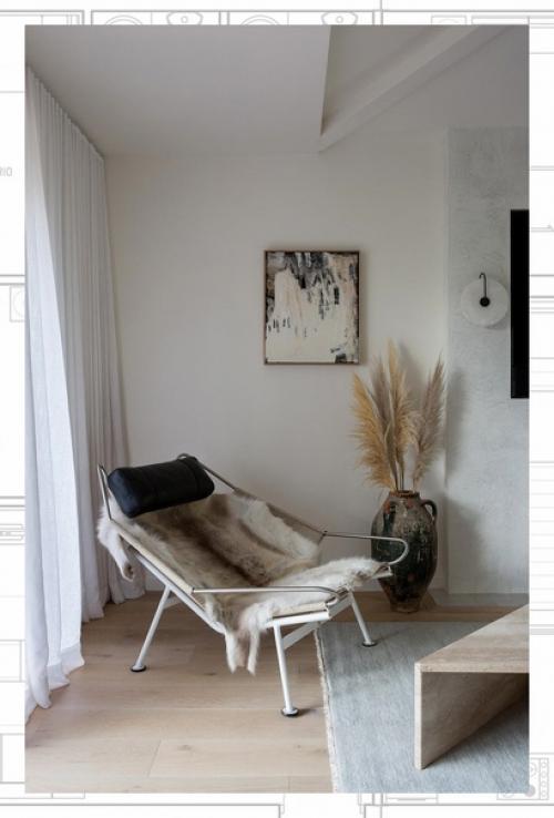 Светлые базовые интерьеры отлично подходят для игры с фактурами и акцентами. 08