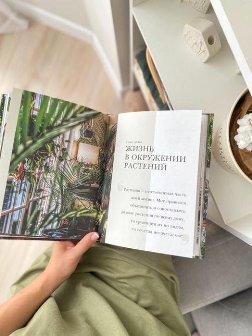 Бодро я начала неделю, решила разобрать и показать наш стеллаж или по другому, книжную полку. 03