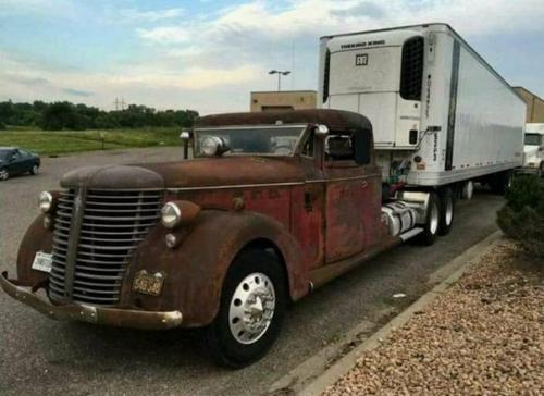 Кабина этого чудо - грузовика представляет собой модифицированный корпус американского пожарного автомобиля марки Лафранс 1941 года выпуска. 01