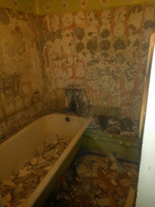Девушка сама ремонт в ванной сделала. 01