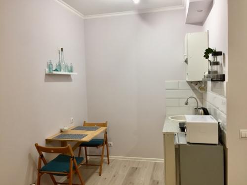 Здравствуйте!  Оцените, пожалуйста, нашу маленькую студию в 20 кв метров с отдельным входом. 01