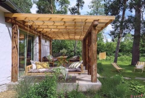 Этот домик, будто нарисован на холсте, а в его архитектуре чувствуются отголоски средиземноморского вдохновения. 09