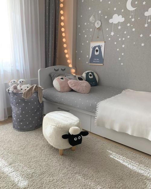 Дизайн квартиры преимущественно в белом цвете.