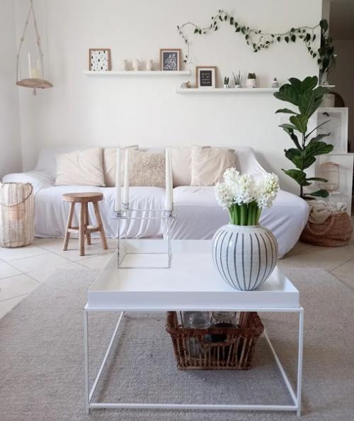 Как же приятно жить в доме с зеленью и деревянной мебелью, и все на это белом фоне! 06