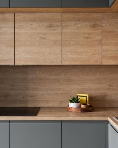 Интересное сочетание серого цвета и дерева в кухонном гарнитуре. 04