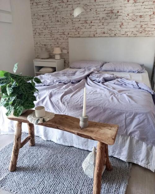 Как же приятно жить в доме с зеленью и деревянной мебелью, и все на это белом фоне! 01