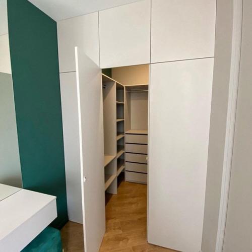 Современный интерьер со стильными элементами, которые замечательно сочетаются вместе. 04