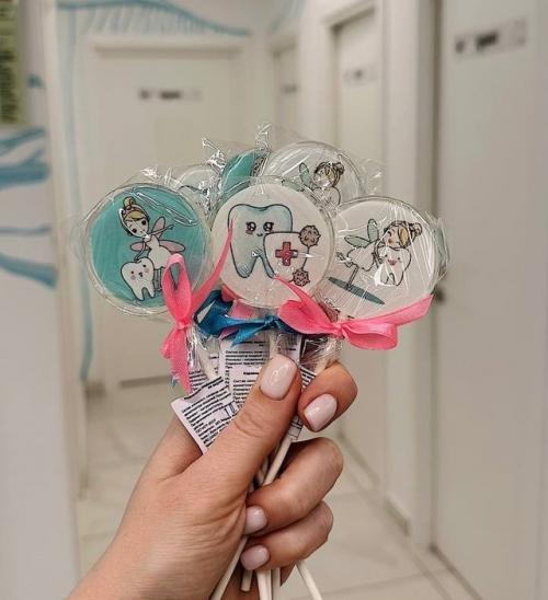 Чтобы детство было счастливым и улыбки не покидали лиц детей, мы наполнили наше детское отделение разными классными атрибутами. 05