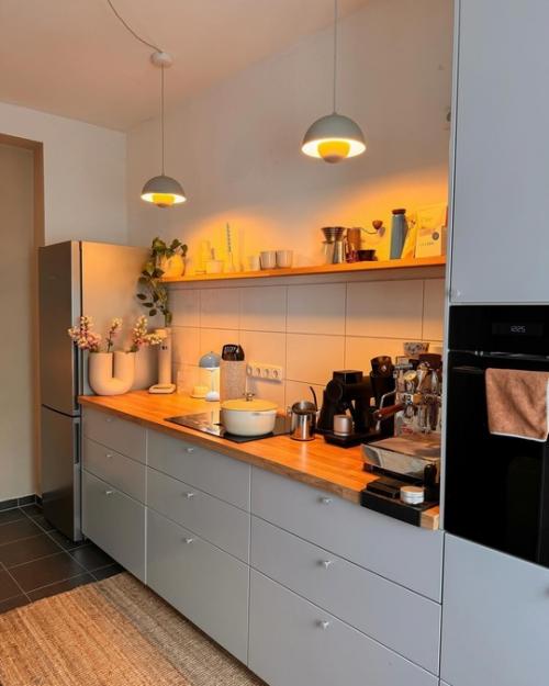 Классный интерьер современной квартиры с белыми стенами, теплым освещением и красивыми деталями. 01