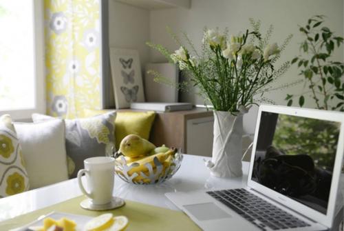 Солнечный, весенний интерьер однокомнатной квартиры в старом жилфонде, площадь которой всего 23 кв. 04