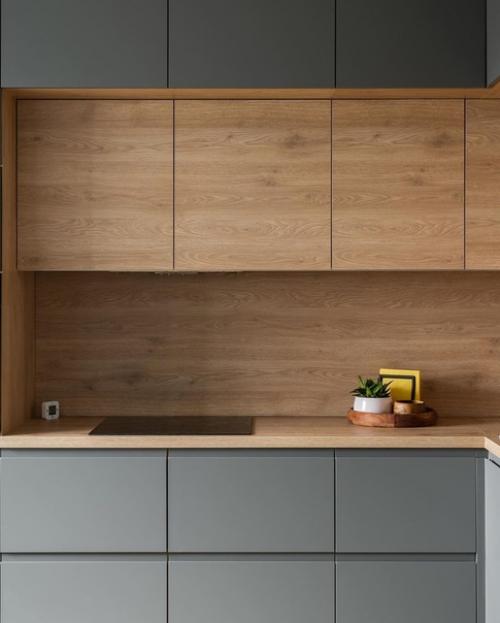 Интересное сочетание серого цвета и дерева в кухонном гарнитуре. 06