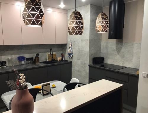 Кухня с элементами лофт и минимализм в темных, довольно брутальных оттенках. 02