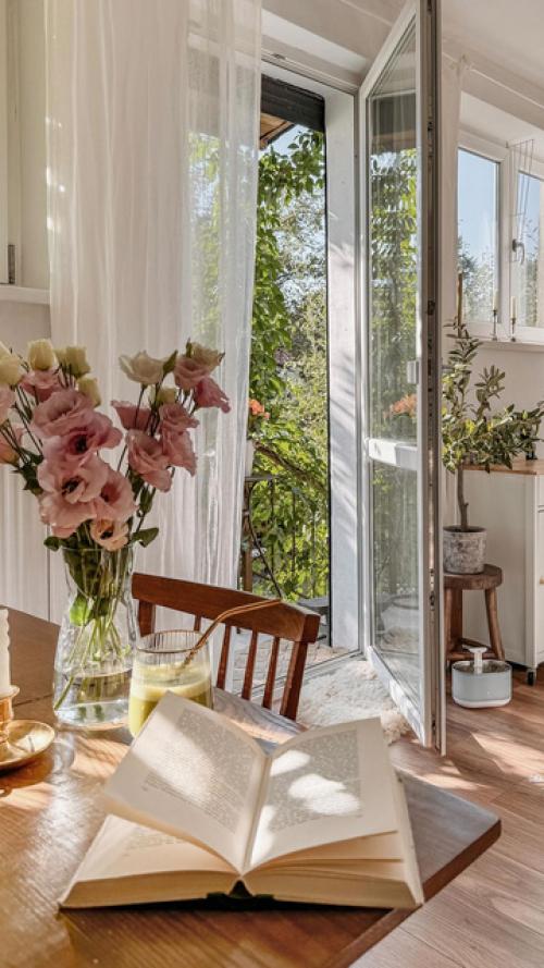 Добрый день.  Поделитесь пожалуйста декором стен в ваших гостиных. 03