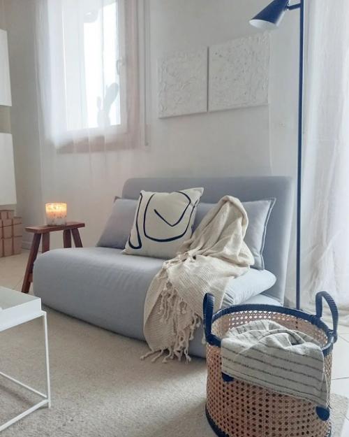 Как же приятно жить в доме с зеленью и деревянной мебелью, и все на это белом фоне! 07