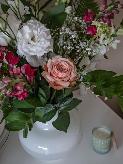 Лето в городе: быстрое и красочное летнее преображение маленькой польской гостиной. 08