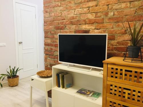 Здравствуйте!  Оцените, пожалуйста, нашу маленькую студию в 20 кв метров с отдельным входом. 08