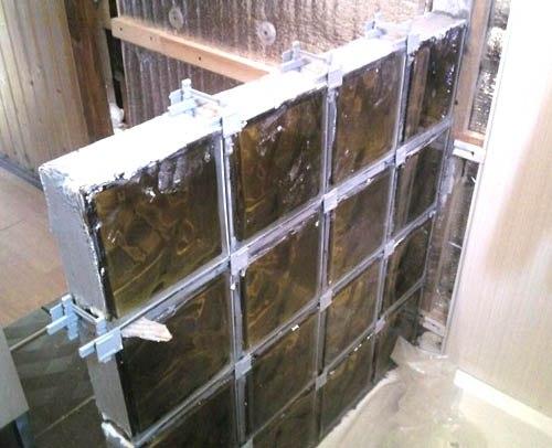 Стеклоблоки - это полые стеклянные кирпичи, которые широко применяются в строительстве и обустройстве интерьеров. 05