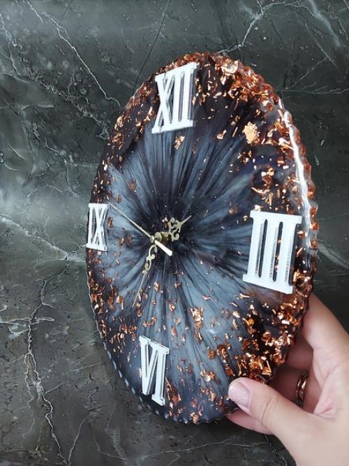 К продаже готовы первые часики из эпоксидной смолы полностью ручная работа. 01