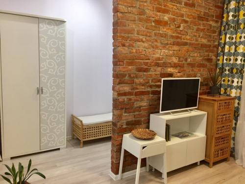 Здравствуйте!  Оцените, пожалуйста, нашу маленькую студию в 20 кв метров с отдельным входом. 07