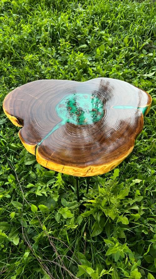 Журнальный стол из карагача с заливкой смолой с подсветкой: симфония природы и света. 03