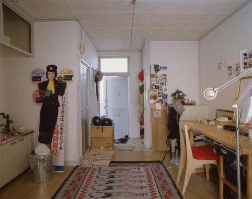 Несколько снимков из книги Tokyo Style от довольно известного японского фотографа кёити цудзуки. 02