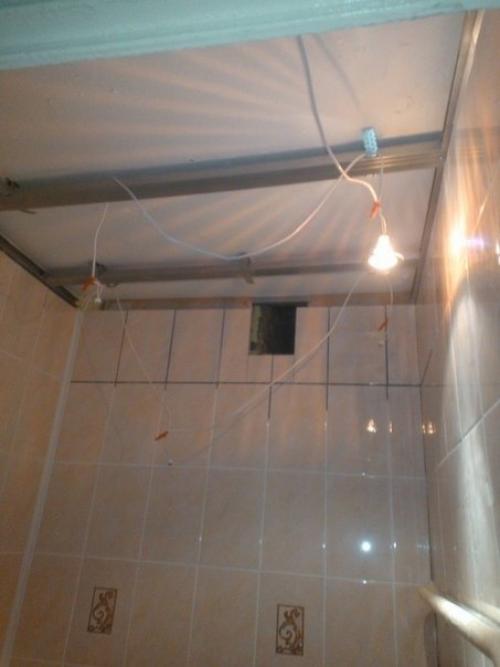 Девушка сама ремонт в ванной сделала. 05