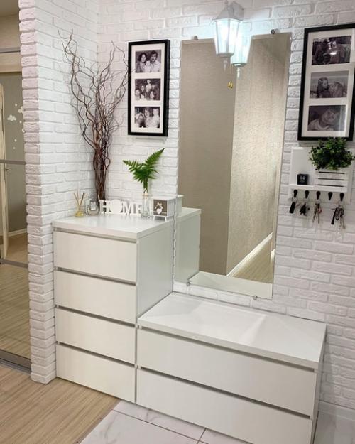 Дизайн квартиры преимущественно в белом цвете. 09