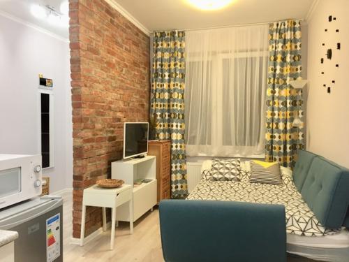 Здравствуйте!  Оцените, пожалуйста, нашу маленькую студию в 20 кв метров с отдельным входом. 09