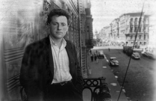 На балконе квартиры иосифа Бродского мурузи в доме. 01