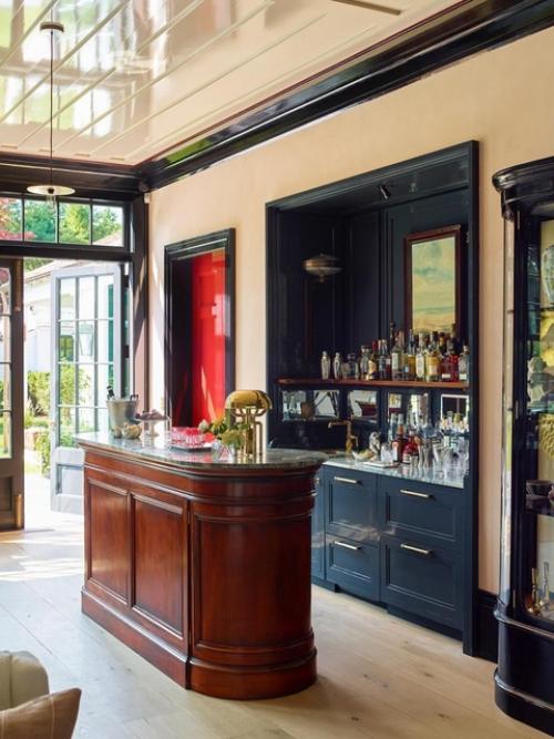 На БЕРЕГУ реки. Этот дом абсолютно новый, но смотрится он так, как будто был построен в XIX веке. 01