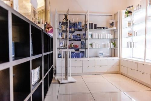 Оригинальный и сдержанный интерьер салона красоты. 04