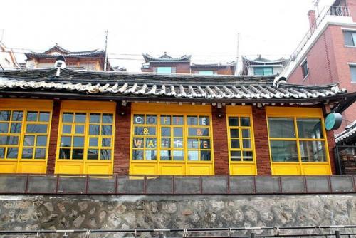 В Сеуле есть красивая улица - Samcheongdong - gil, знаменита своим разнообразием магазинчиков, модных бутиков, кафе и уникальных ремесленных лавок. 01