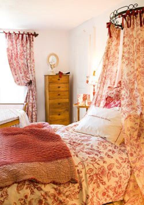 Для дачного дома, на украшение которого часто нет ни сил, ни средств, текстиль - то, что доктор прописал. 01