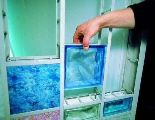 Стеклоблоки - это полые стеклянные кирпичи, которые широко применяются в строительстве и обустройстве интерьеров. 03