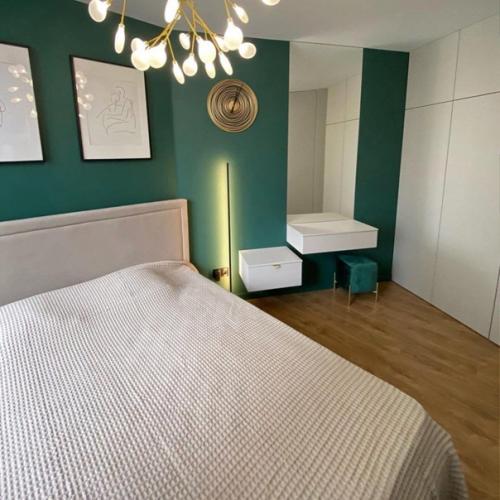 Современный интерьер со стильными элементами, которые замечательно сочетаются вместе. 02