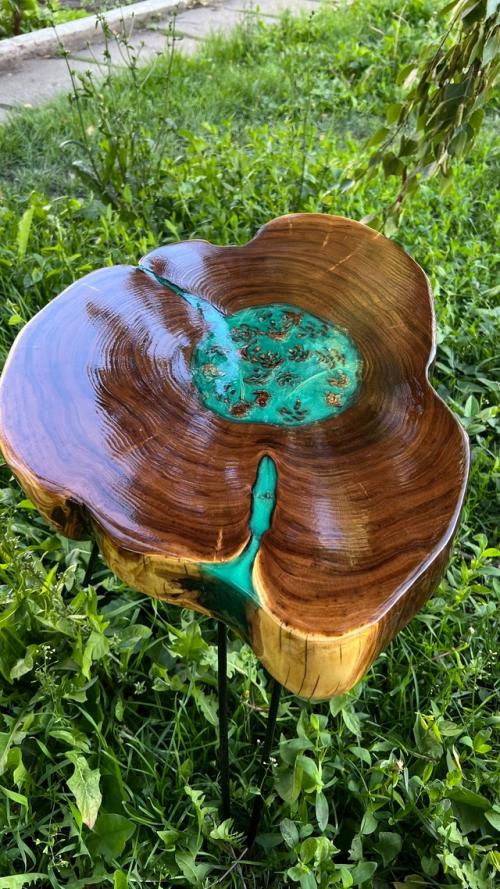 Журнальный стол из карагача с заливкой смолой с подсветкой: симфония природы и света. 02