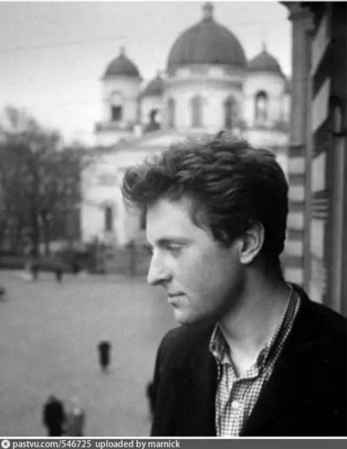 На балконе квартиры иосифа Бродского мурузи в доме. 03